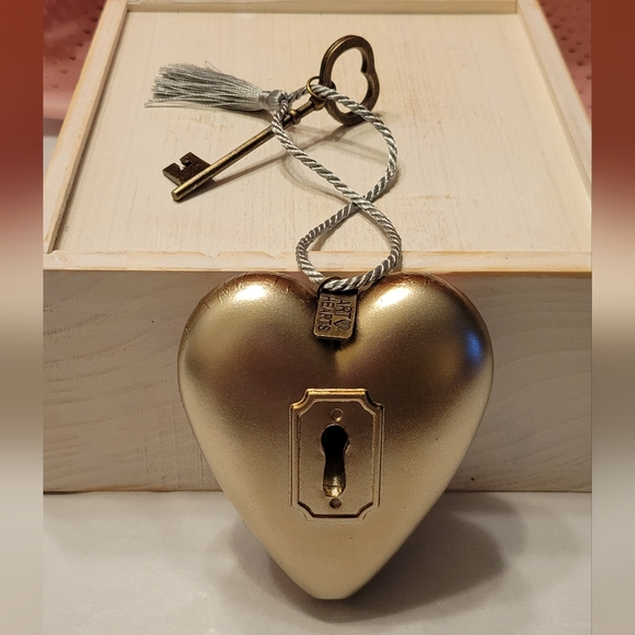 Art Hearts 💕 Puffed Decoration w/ Key - Picture 5 of 12